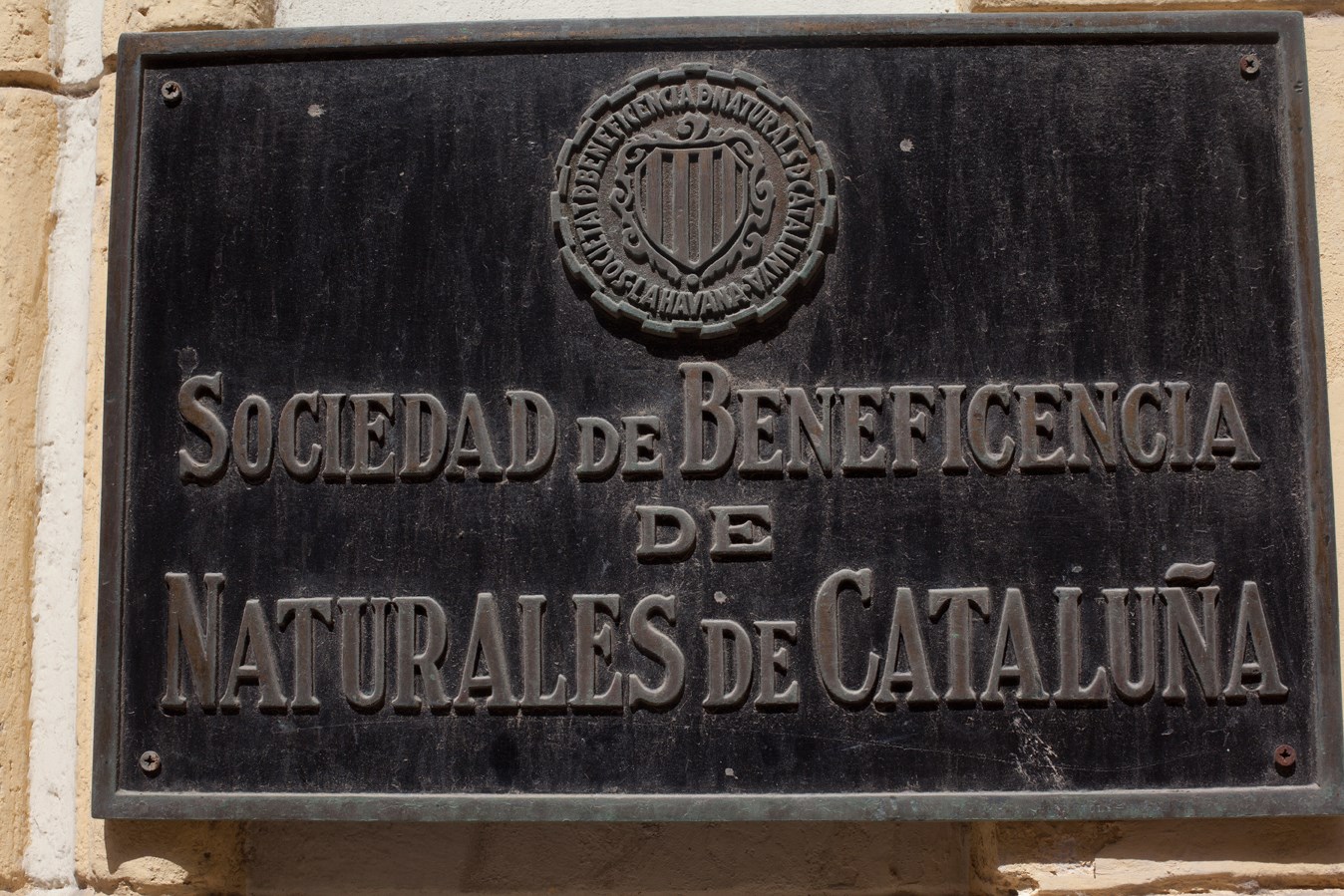 Placa de la façana de la seu de la Societat de Beneficència de Naturals de Catalunya a l’Havana  Foto: Juan Alonso