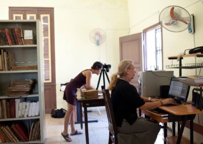 Imatges de la cooperant Sara Folch que es va desplaçar a l’Havana com a vocal del projecte de Casals Catalans i membre de la Junta d’AsF (2013-2017), per participar en el projecte assessorant i formant a la Sra. Idania Esther Rodríguez en les tasques de digitalització amb càmera, el 2014. Foto: Juan Alonso
