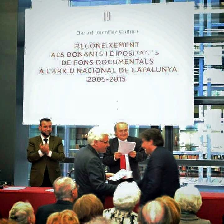 El conseller de cultura, Sr. Ferran Mascarell, lliura al president d’AsF, Sr. Ricard Ibarra, un diploma de reconeixent durant l’acte fet als donants de fons a l’ANC. Foto: ASF